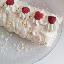 Меренговый рулет с малиной